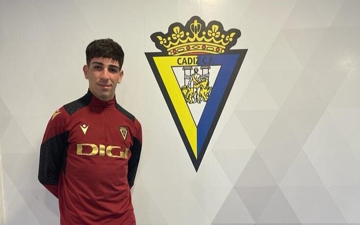 CÉSAR DÍAZ firma su primer contrato profesional con el CÁDIZ CF