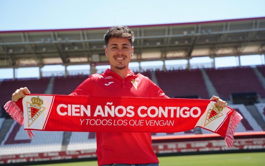 VÍCTOR OLMEDO firma con el Real Murcia hasta 2028